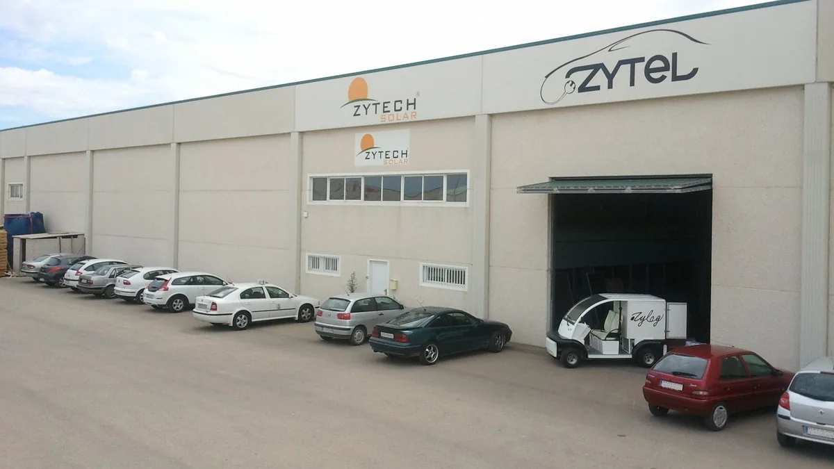 Front of the Zytel plant in La Muela, with vehicles parked outside.